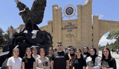 Erzurumlu iş insanı Ferit Kaya 10 depremzede öğrencinin sınav heyecanına ortak oldu