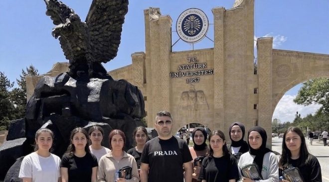 Erzurumlu iş insanı Ferit Kaya 10 depremzede öğrencinin sınav heyecanına ortak oldu